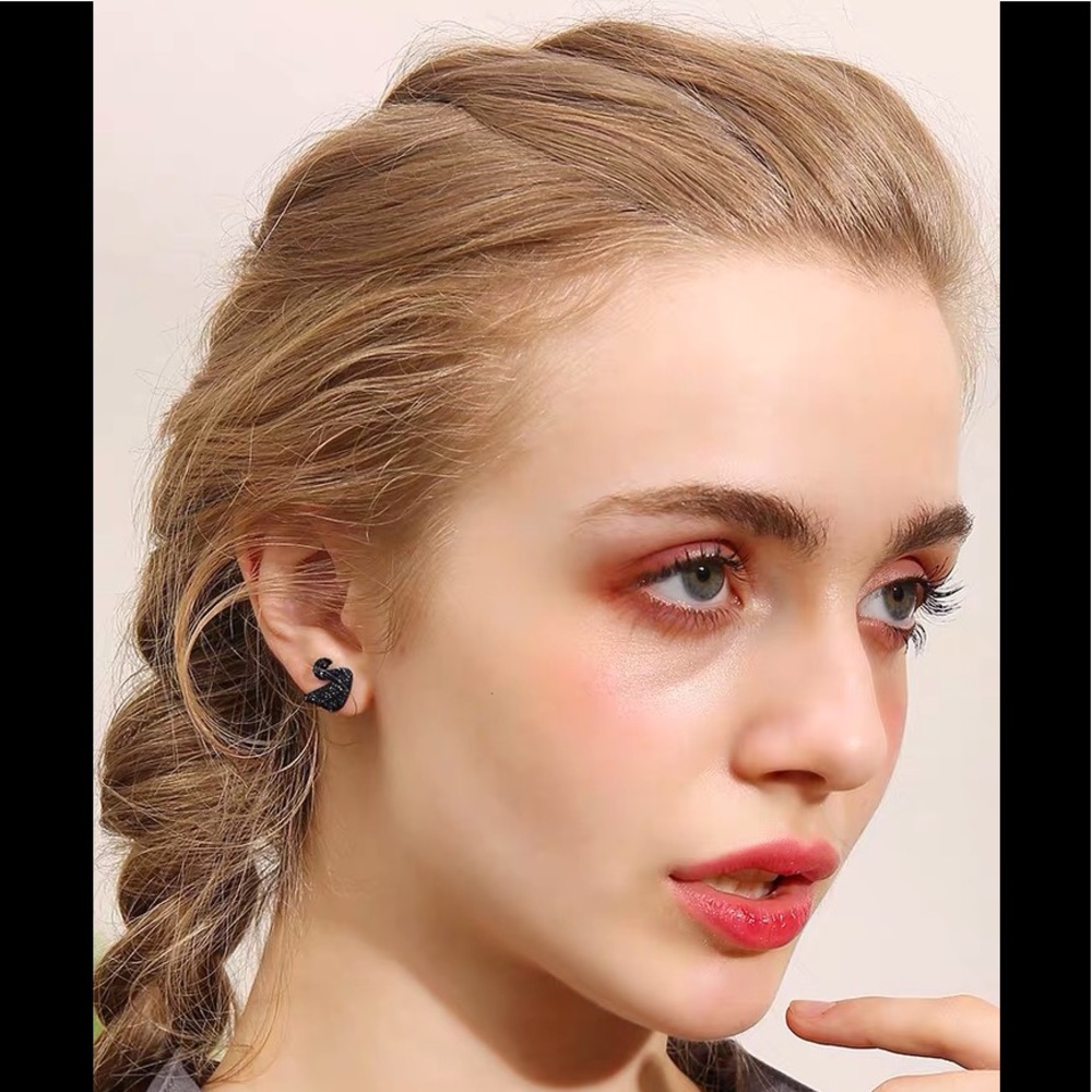 Swarovski Crystal Black elegant earrings
